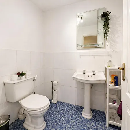 Hideout With Free Parking With Access בית נופש *